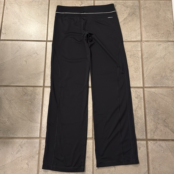 C NWOT Adidas Women’s Medium Wide Flare Sweatpants Elastic Waist Three Stripes - Picture 3 of 7